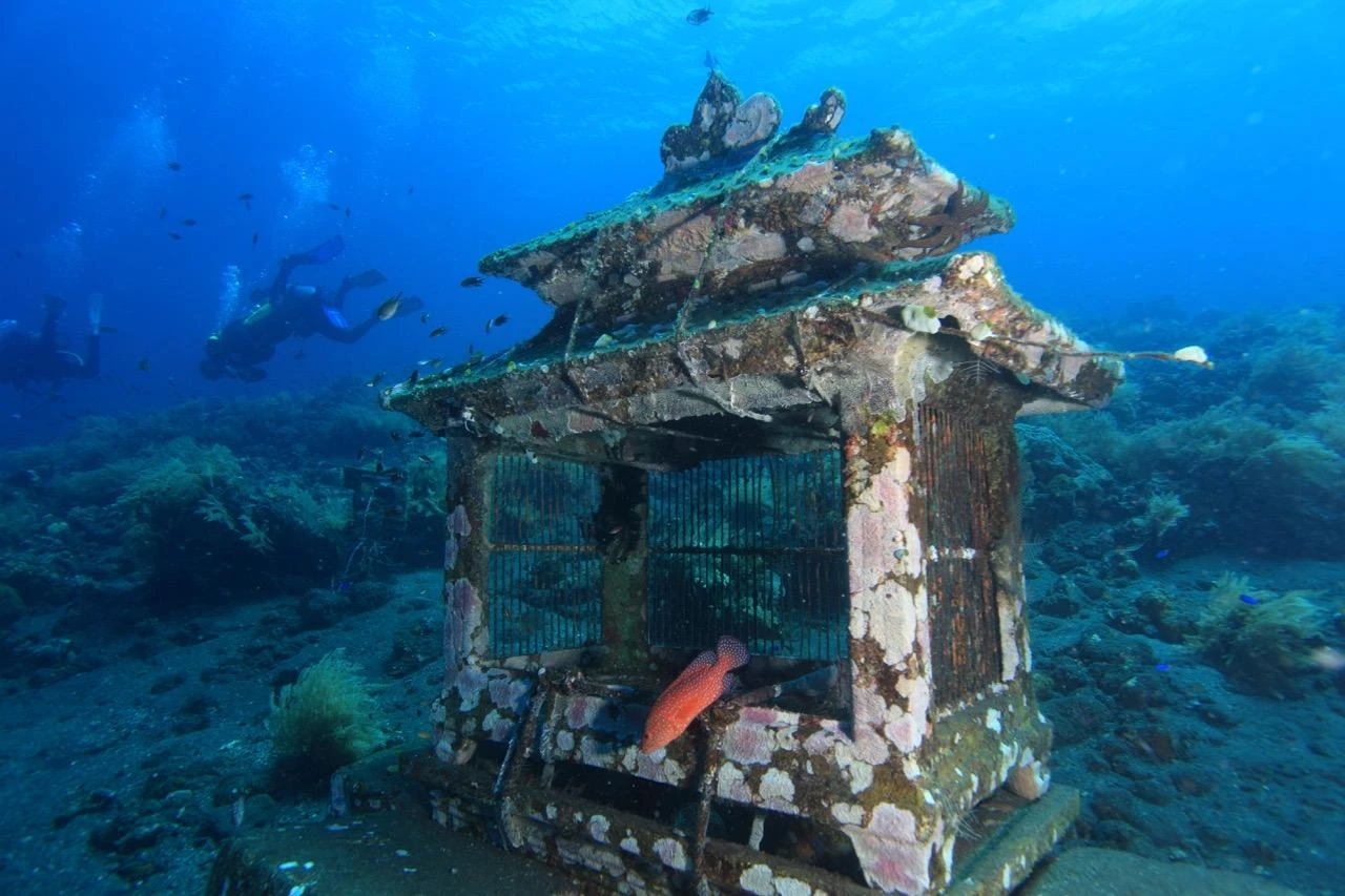 jameluk bay underwater temple
